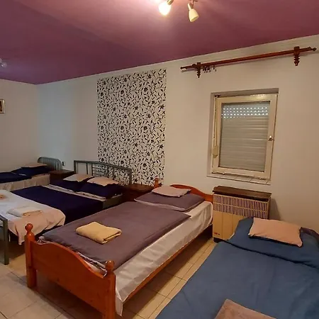 Laci Maganszallashely Homestay *