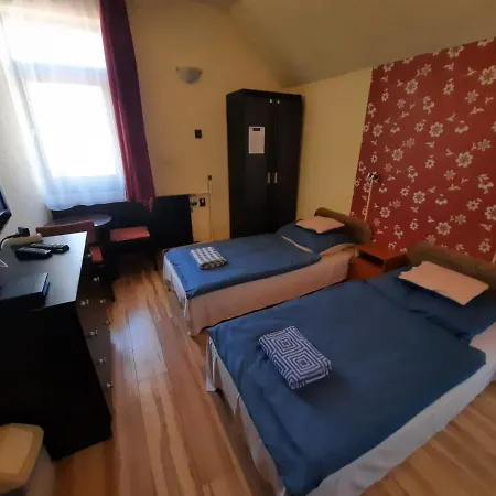 Laci Maganszallashely Homestay *