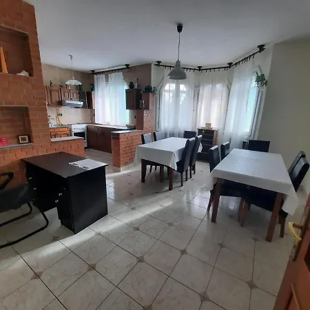 Laci Maganszallashely Homestay *